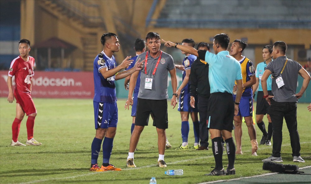 Thành viên BHL Bình Dương cùng cầu thủ tiếp tục phản ứng Ảnh: Hoài Thu
