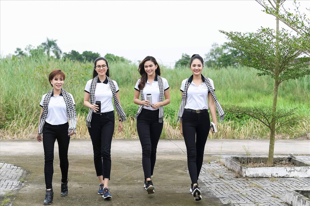Đồng hành cùng Hoa hậu Hương Giang còn có Á hậu Mâu Thuỷ, ca sĩ Uyên Linh.