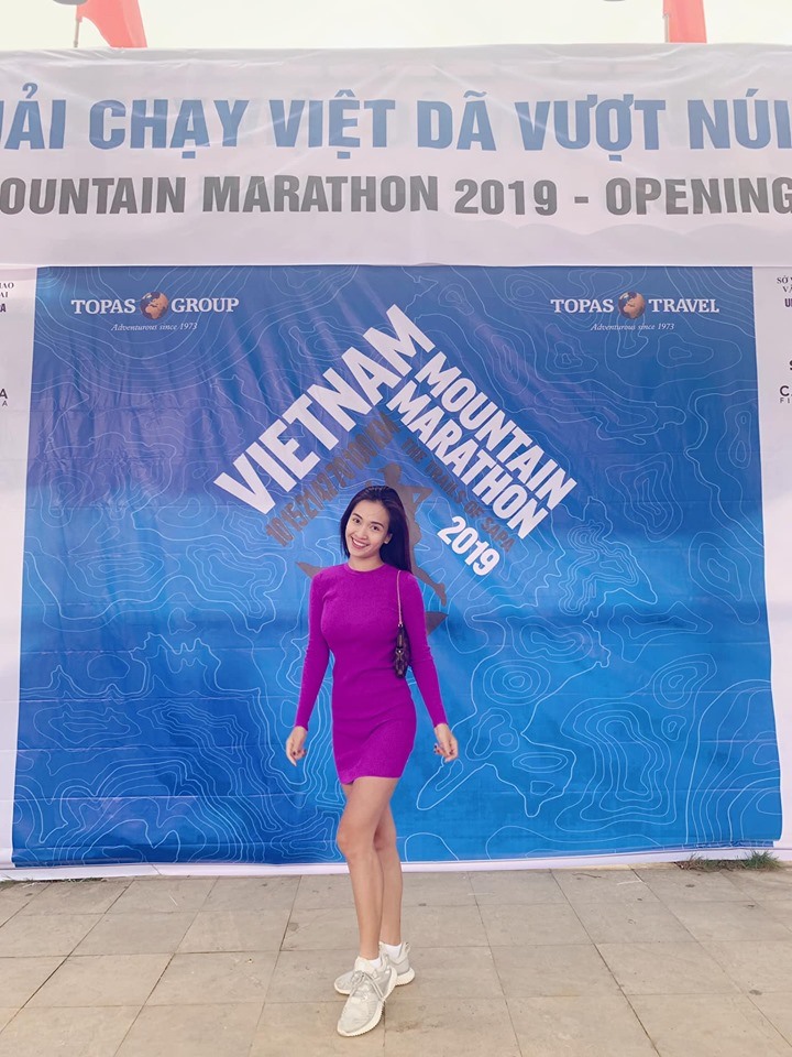 Phan Lê Ái Phương tươi tắn nhận bib