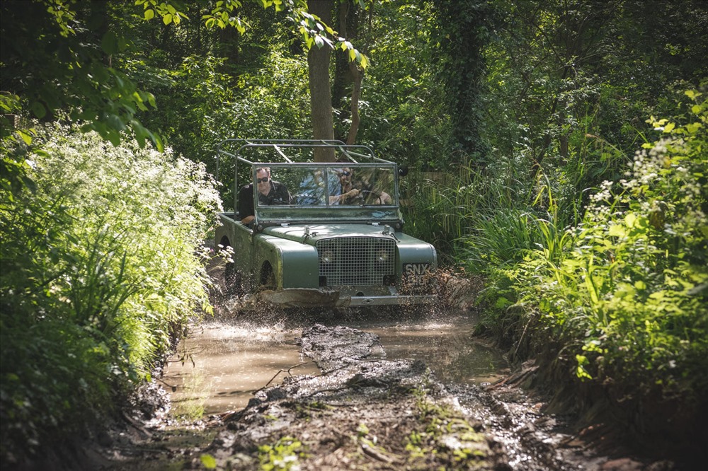 Vận hành trơn tru, khả năng off road vượt trội. Ảnh: Carscoops