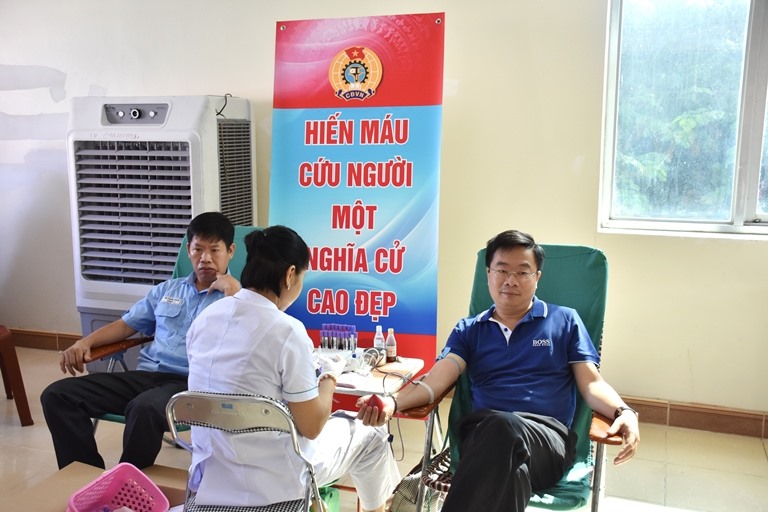 Đồng chí Lê Tiến Trường, Phó Bí thư Đảng ủy, Tổng Giám đốc Tập đoàn Dệt May Việt Nam tham gia hiến máu tại Ngày hội.
