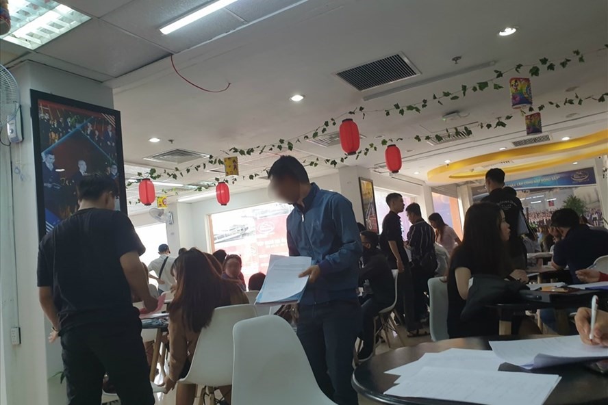 Khách hàng tập trung đông trong trụ sở Alibaba trên đường Kha Vạn Cân (quận Thủ Đức, TP.Hồ Chí Minh)