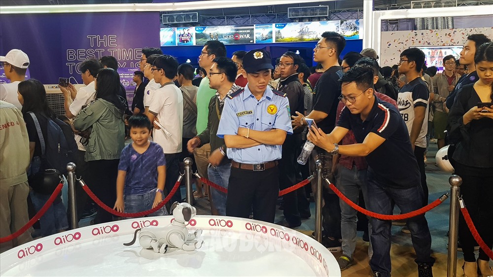 Xuất hiện tại sự kiện Sony Show 2019 năm nay, Aibo - chú chó robot được tích hợp AI khiến nhiều bạn trẻ yêu thích công nghệ phấn khích.