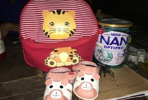 Đồ dùng được bỏ lại cùng cháu nhỏ.