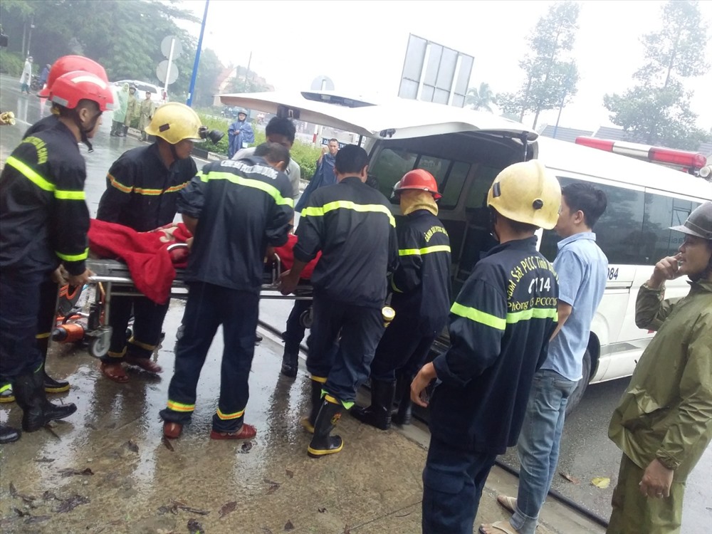 Những người bị thương được đưa đi bệnh viện cấp cứu.