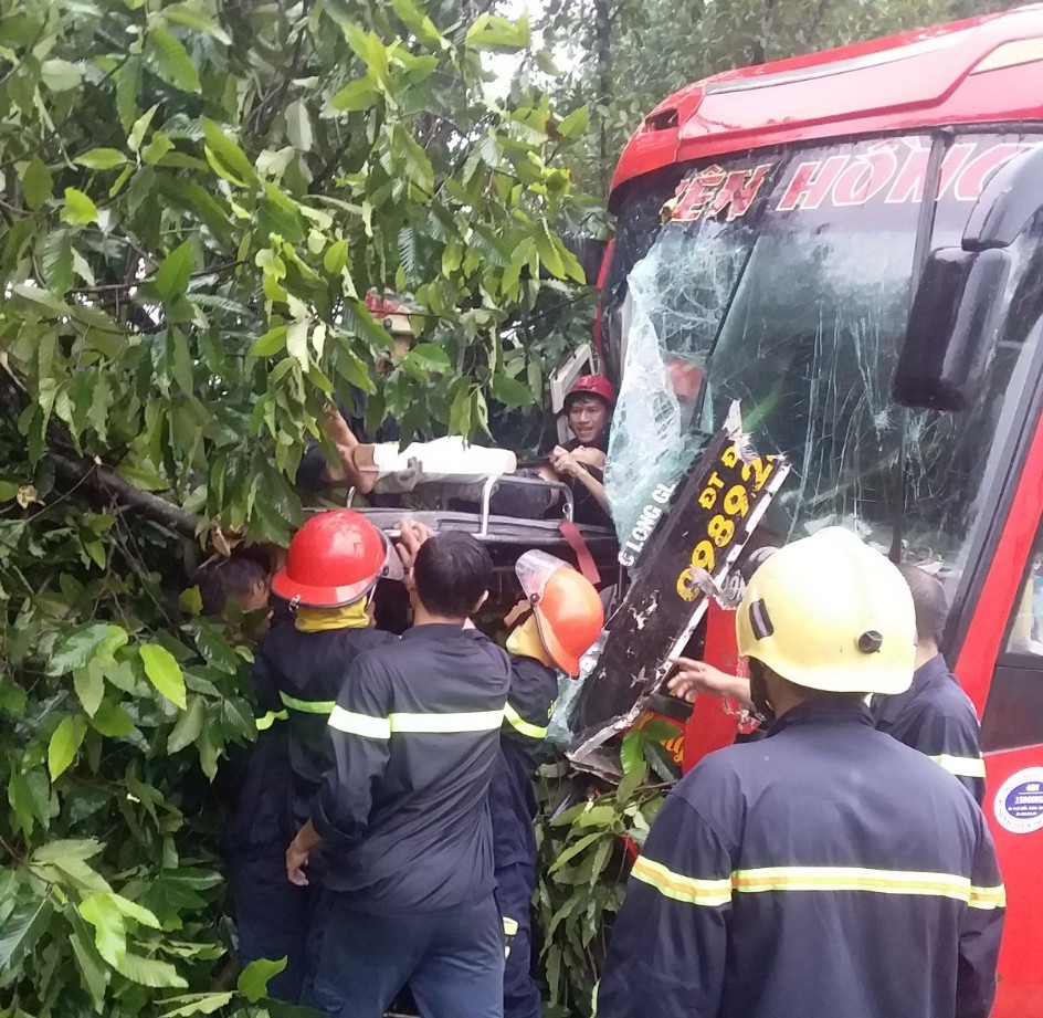Công an đưa những người bị thương trong xe ra ngoài.