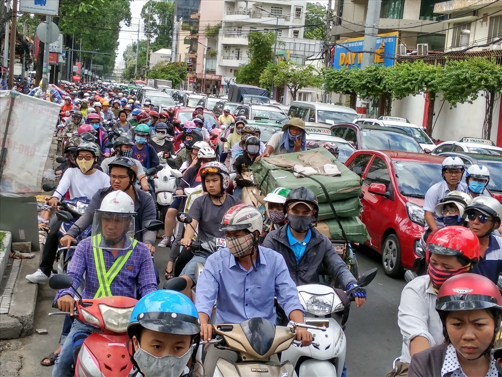 Vào giờ cao điểm, nhiều tuyến đường ở TPHCM ùn tắc nghiêm trọng. Ảnh MQ.