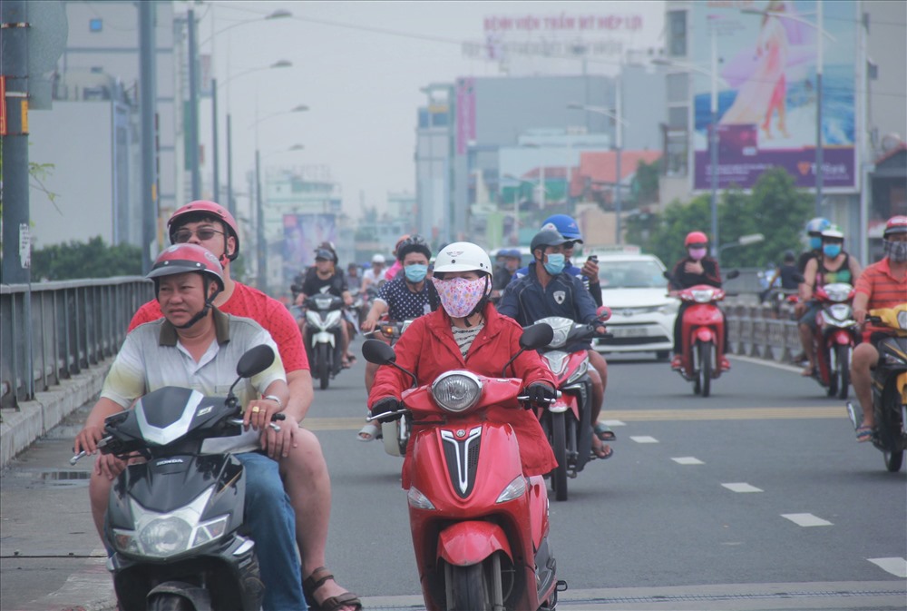 Anh Trần Long (quận Bình Thanh, TP. Hồ Chí Minh) cho biết: “Nhiều ngày này ra đường cảm giác rất khó chịu vì sương mù dày kết hợp với khói bụi từ xe cộ. Đôi lúc khi mình thấy rất ngộp thở, nặng nề“.