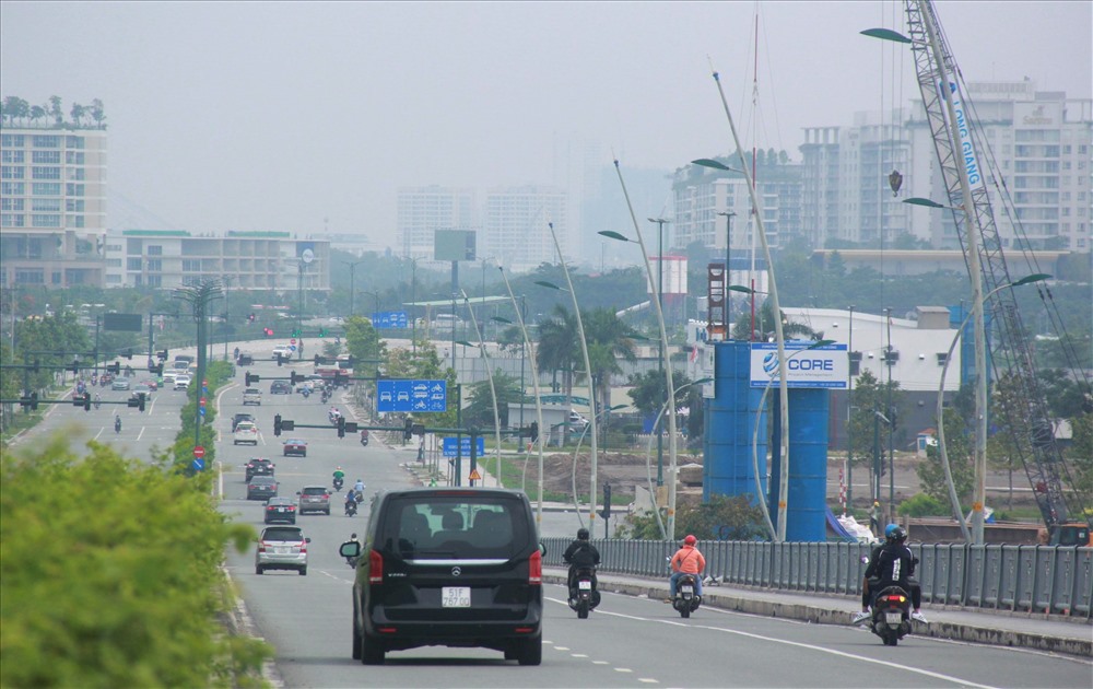 Giao thông trong thành phố cũng gặp khó khăn vì tầm nhìn bị hạn chế.