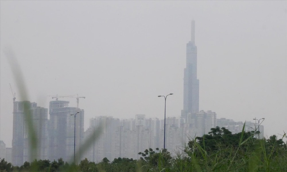 Những toà cao ốc như Bitexco, Landmark cũng ẩn hiển sau lớp sương mù.