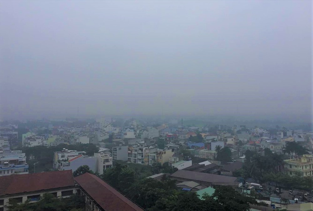 Nhiều tòa nhà cao tầng bị khuất lấp dù chỉ đứng ở khoảng cách gần.