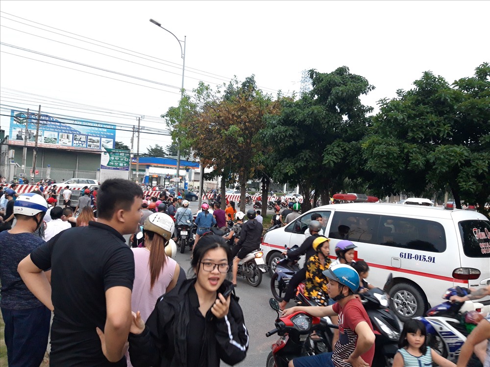 Hàng trăm người dân tụ tập theo dõi.
