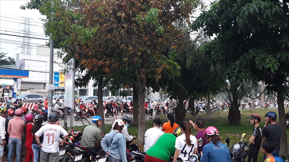 Đến 18h cùng ngày thi thể người đàn ông vẫn ở trên cây.