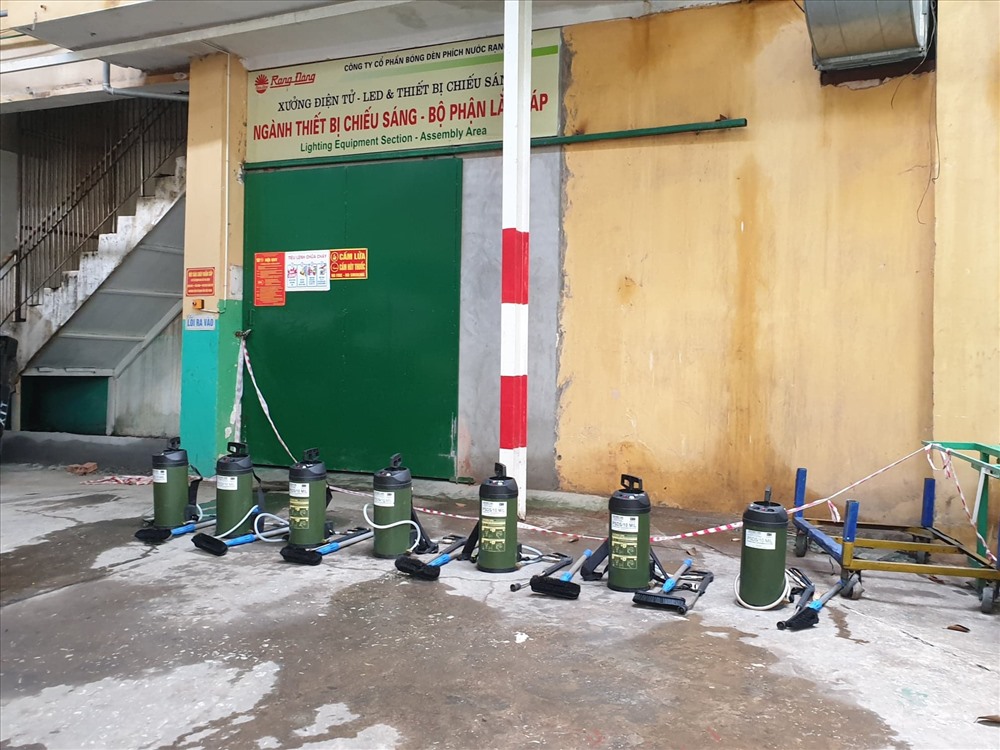 Khi mặt bằng được bàn giao đến đâu, bộ đội hóa học sẽ tẩy độc đến đó. Ảnh: P.Đ