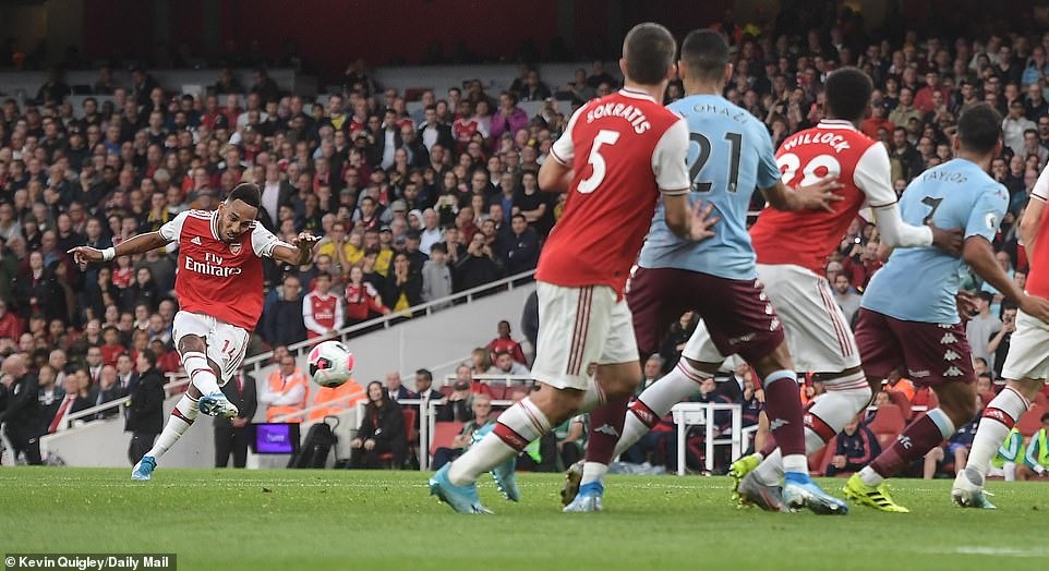 Cú đá phạt ấn định tỷ số 3-2 của Aubameyang (trái). Ảnh: Daily Mail