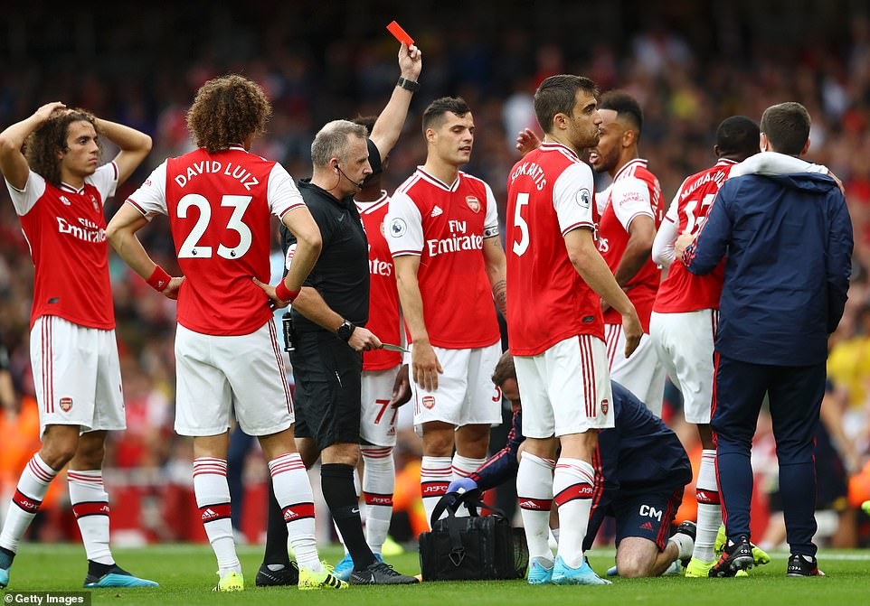 Trọng tài Jon Moss dứt khoát rút thẻ đỏ cho Maitland-Niles. Ảnh: Reuters