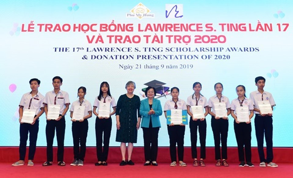 Nguyên Phó Chủ tịch nước Trương Mỹ Hoa và bà Ting Fei Tsong Ching- Chủ tịch Ủy ban điều hành Quỹ Lawrence S. Ting, trao học bổng cho các em học sinh trường THPT Võ Văn Kiệt (tỉnh Vĩnh Long). Nguyên Phó Chủ tịch nước Trương Mỹ Hoa và bà Ting Fei Tsong Ching- Chủ tịch Ủy ban điều hành Quỹ Lawrence S. Ting, trao học bổng cho các em học sinh trường THPT Võ Văn Kiệt (tỉnh Vĩnh Long).