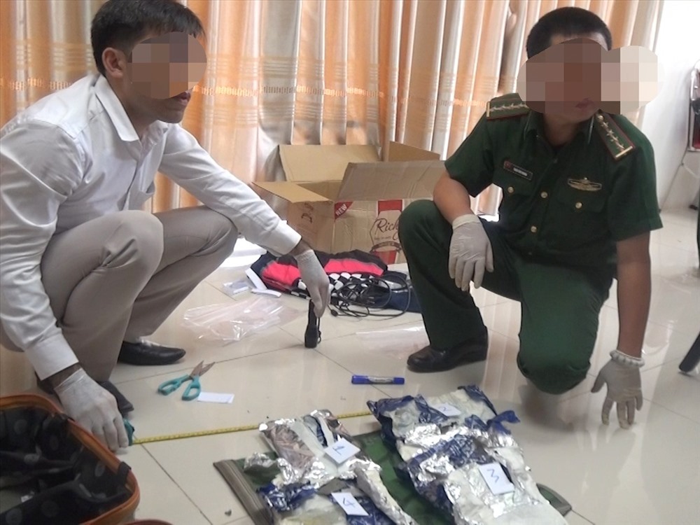 Lực lượng chức năng kiểm tra tang vật. Ảnh: Mạnh Hùng.