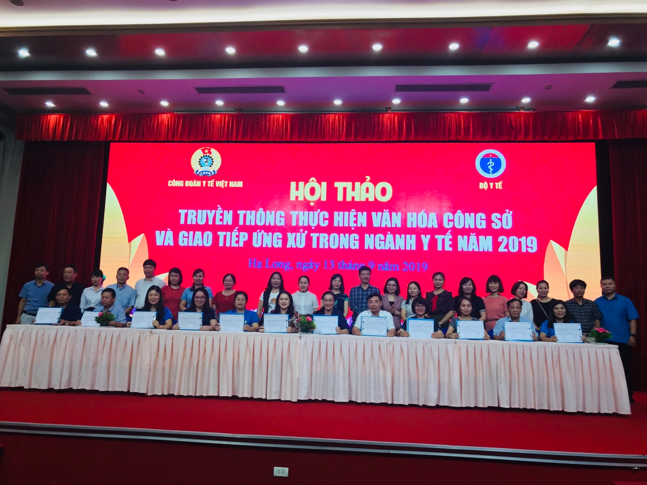Các Đại biểu tham dự Hội thảo Ký cam kết thi đua triển khai, xây dựng cơ sở y tế “Xanh – Sạch – Đẹp, giảm thiểu chất thải nhựa”. Ảnh: C.Hằng
