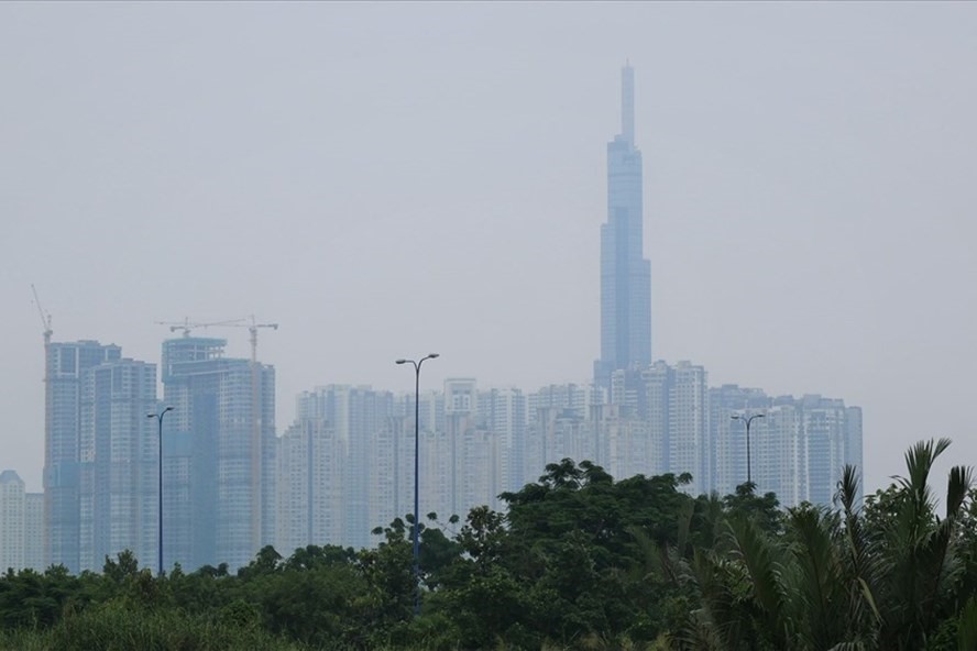 Tòa nhà Landmark 81 bị bao phủ bởi bầu trời màu trắng đục Ảnh: Hồ Dương