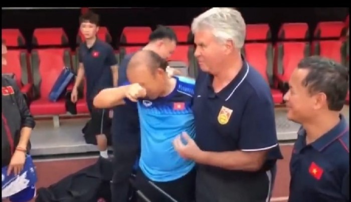 Khoảnh khắc báo chí đã đưa tin ông Park khóc khi gặp lại Guss Hiddink. Ảnh cắt từ video