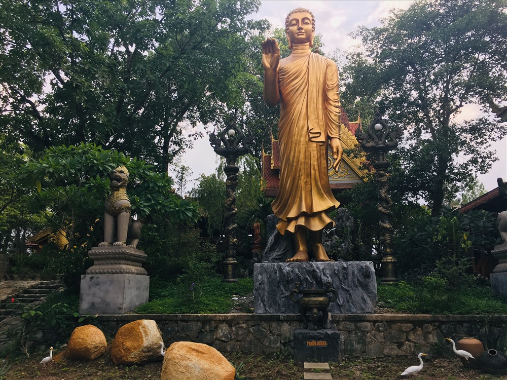 Tượng Phật đứng trong chùa. Ảnh: TT.