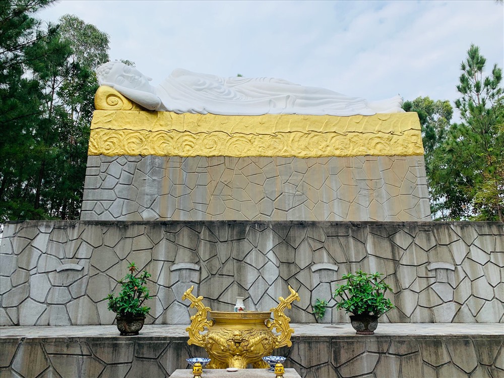 Tượng Phật nằm trong khuôn viên chùa. Ảnh: TT.
