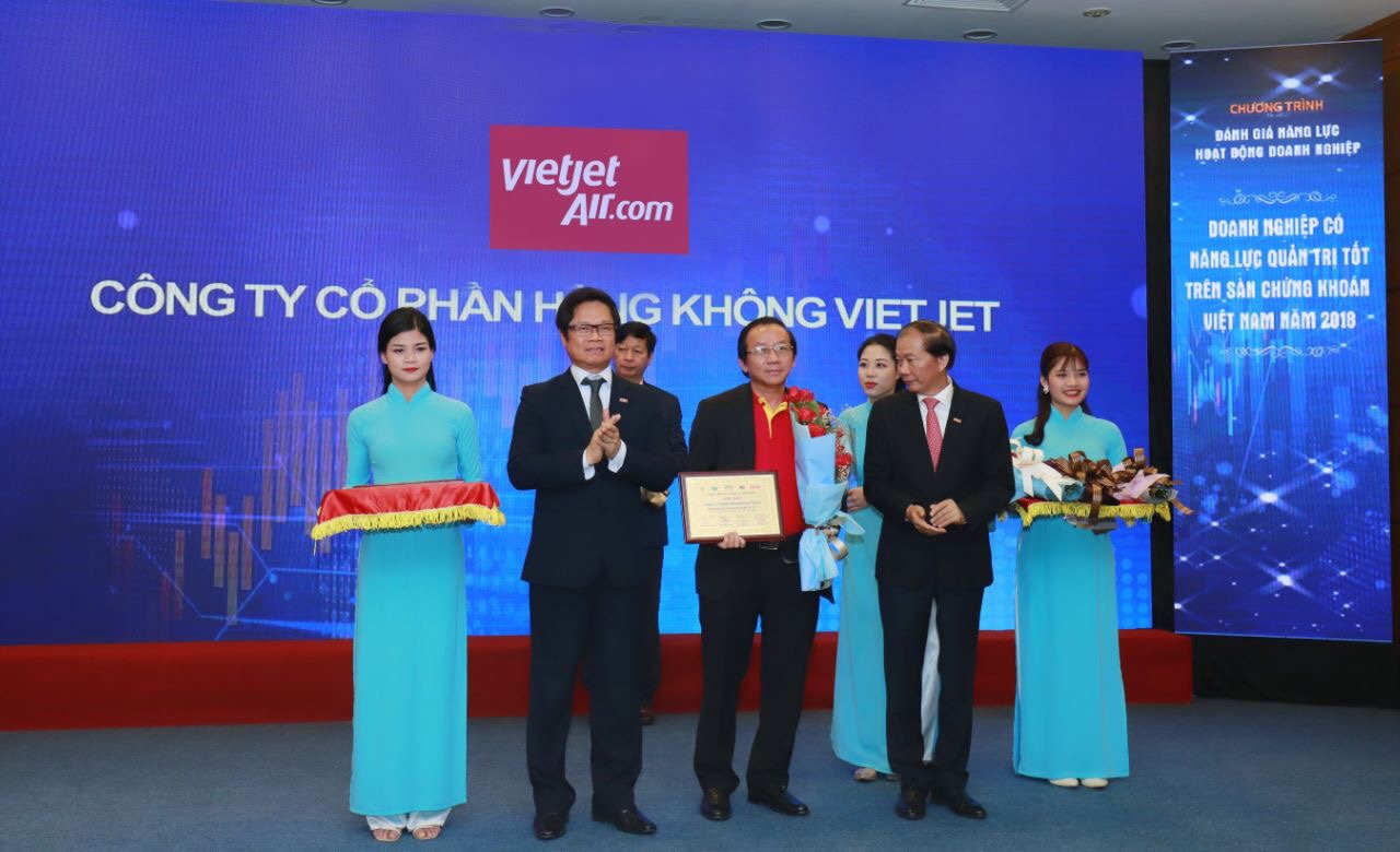 Đại diện hãng hàng không Vietjet nhận giải thưởng. Ảnh: VJA