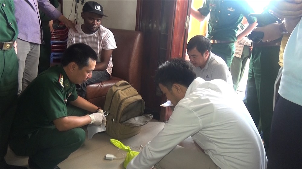Lực lượng chức năng kiểm tra hành lý của đối tượng mang Quốc tịch Nigeria. Ảnh: MH.
