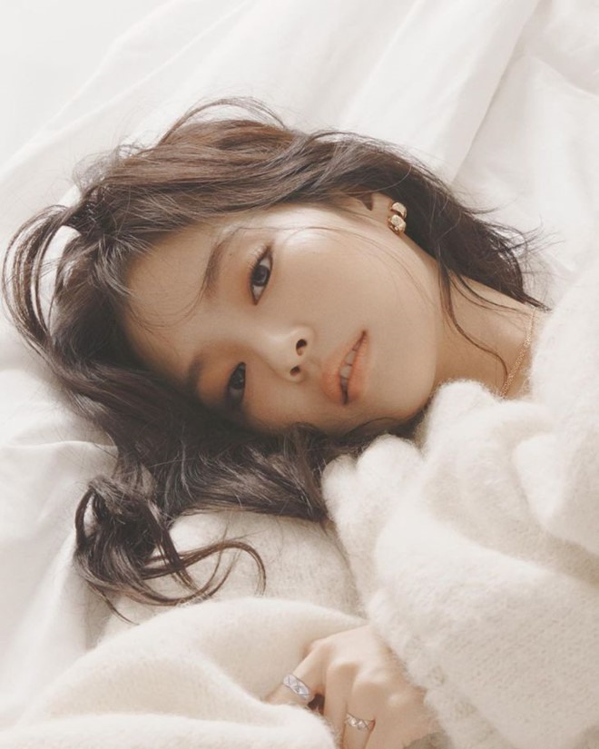 Mới đây, Jennie đã tung bộ ảnh với nhan sắc mơ màng. Thành viên nổi tiếng nhất Black Pink liên tục nhận được lời khen về nhan sắc hút hồn và biểu cảm tự nhiên. Ảnh: Elle.