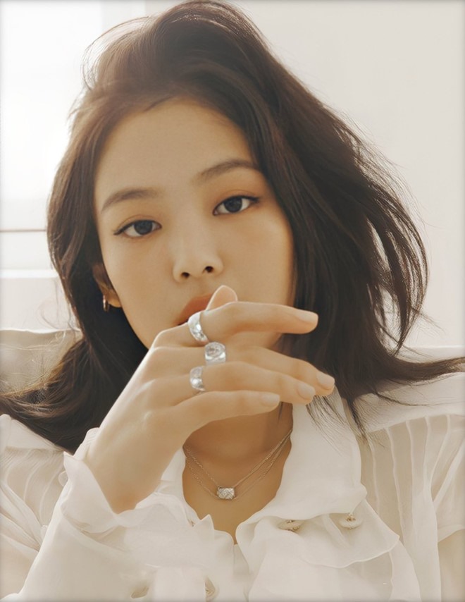 Mới đây, Jennie cũng khiến nhiều người hâm mộ lo lắng về tình hình sức khoẻ khi liên tục gặp vấn đề ngay khi đang trình diễn trên sân khấu. Tuy nhiên, Jennie đã kịp thời trấn an người hâm mộ và nhanh chóng lấy lại được thần thái vốn có. Ảnh: Elle.