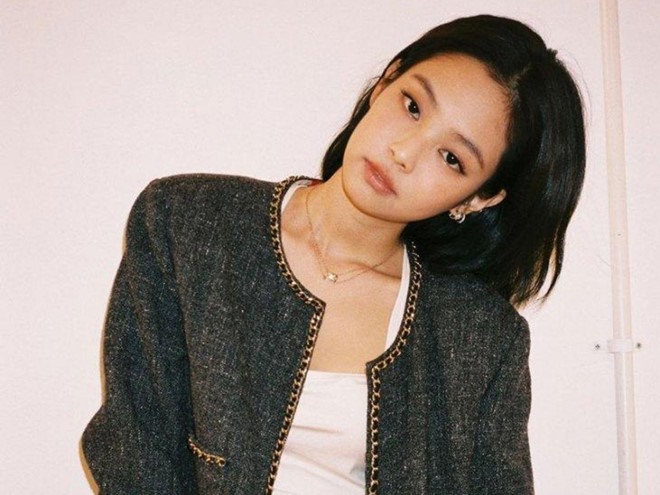 Mới đây, Jennie cũng khiến nhiều người hâm mộ lo lắng về tình hình sức khoẻ khi liên tục gặp vấn đề ngay khi đang trình diễn trên sân khấu. Tuy nhiên, Jennie đã kịp thời trấn an người hâm mộ và nhanh chóng lấy lại được thần thái vốn có. Ảnh: Elle.