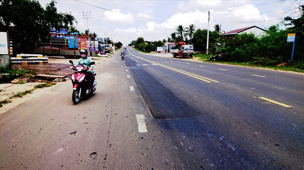 Người dân đi trên Quốc lộ 26. Ảnh: HL