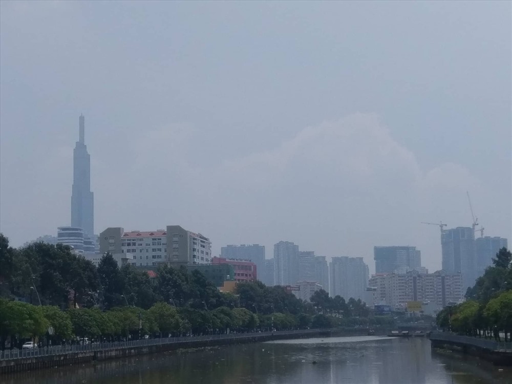 Trưa ngày 24.9, dù trời nắng nhưng lớp mù vẫn bao phủ TP.Hồ Chí Minh. Ảnh: Minh Quân