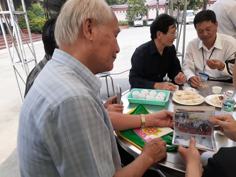 Ông Trần Hồng Sơn, Thiếu tá, nguyên trực ban trưởng Sở Chỉ huy quân chủng phía Nam thẫn thời cầm những tấm ảnh chụp ông Nguyễn Văn Bảy