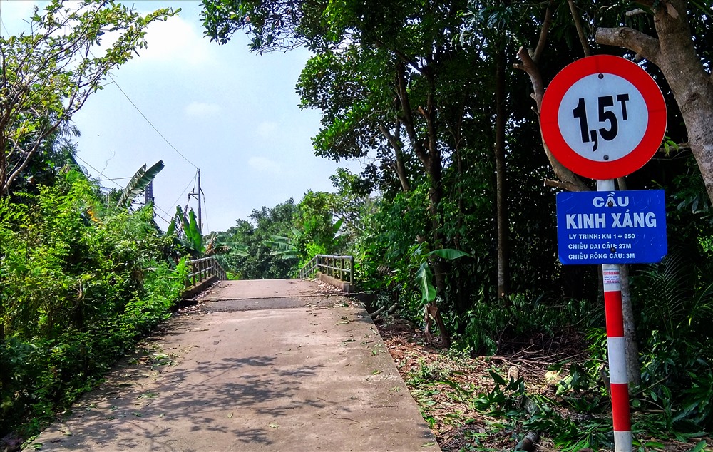 Nhà ông Bảy nằm bên bờ Kênh Xáng. Ảnh: Lục Tùng