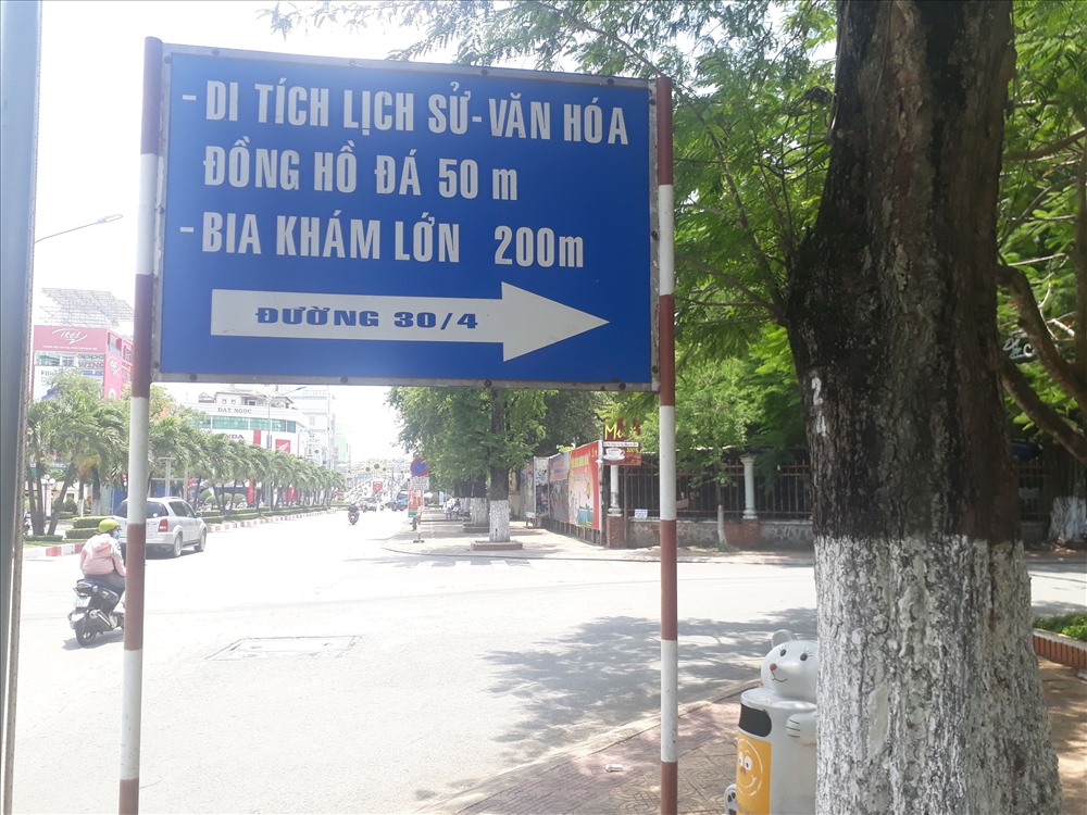 Biển chỉ dẫn vào di tích đồng hồ đá (ảnh Nhật Hồ)