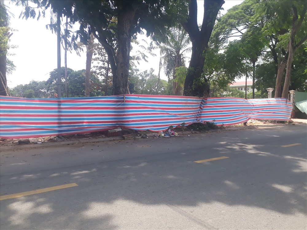 Sau phản ảnh của người dân, đơn vị thi công dùng bạt caosu che chắn lại (ảnh Nhật Hồ)