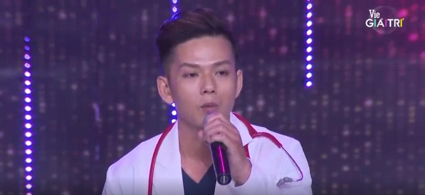Đức Hiền trong chương trình “Người ấy là ai“. Ảnh cắt từ clip
