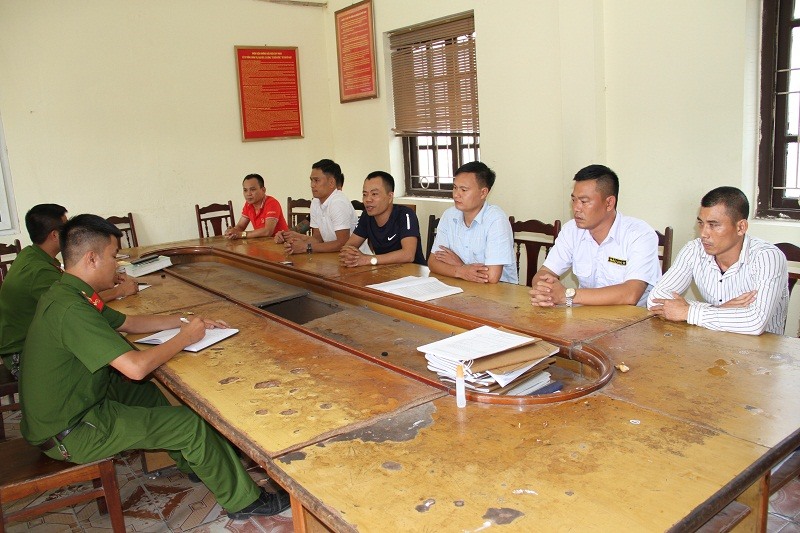 Cơ quan công an lấy lời khai của các đối tượng.