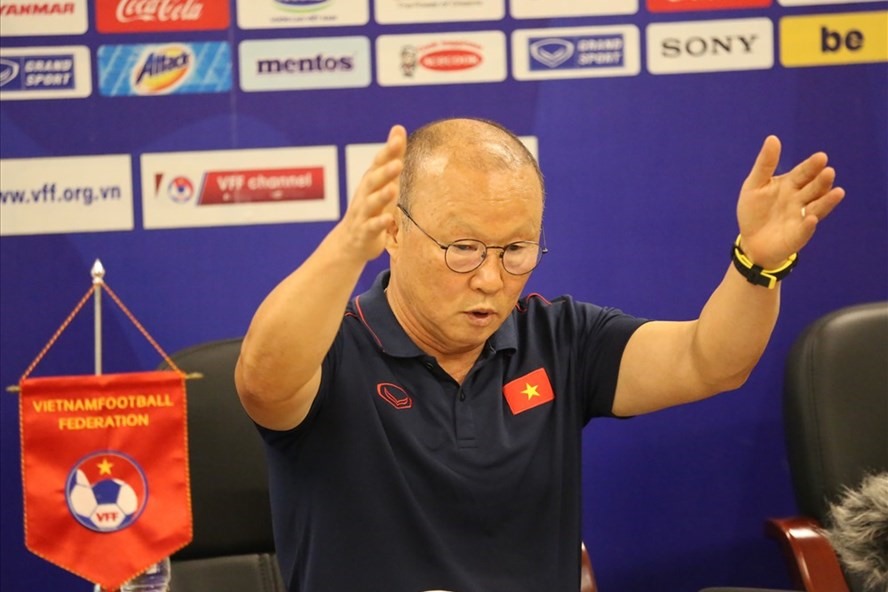 HLV Park trong buổi họp báo chiều 23.9. Ảnh: Hoài Thu.