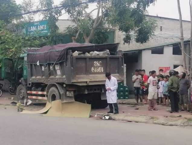 Nạn nhân tử vong khi bị bánh xe tải cán qua.