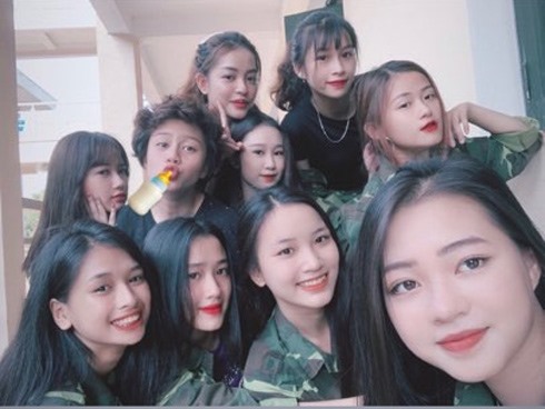 Bảo Hân cho biết mối quan hệ với các bạn cùng lớp vẫn vui vẻ và không có khoảng cách nào cả. Ảnh: FBNV.