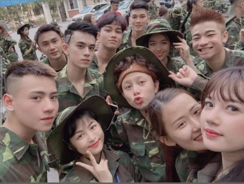 Bảo Hân cho biết mối quan hệ với các bạn cùng lớp vẫn vui vẻ và không có khoảng cách nào cả. Ảnh: FBNV.