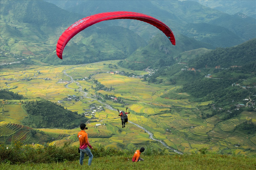 Đến đây mùa này, khách du lịch cũng trải nghiệm bay lượn và ngắm cảnh đẹp bên đèo Khau Phạ, danh thắng nổi tiếng của tỉnh Yên Bái.