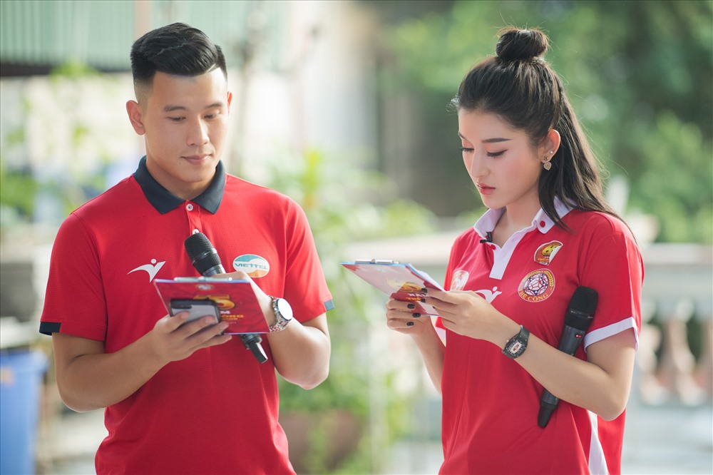 Người đẹp còn đảm nhận vai trò MC bên cạnh thủ môn điển trai Thế Tài.
