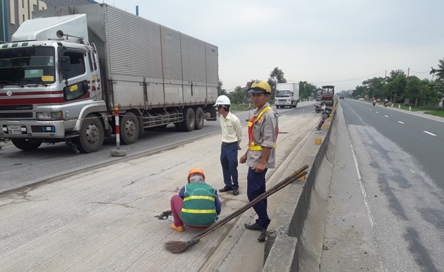 Việc khắc phục cũng tiềm ẩn mất an toàn giao thông cho các phương tiện và cho cả công nhân thi công.