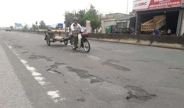 Mặt đường bị bong lộ ra lớp thảm quá mỏng