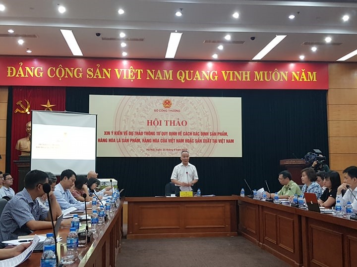 Thứ trưởng Bộ Công thương Trần Quốc Khánh chủ trì hội thảo xin ý kiến về Dự thảo Thông tư quy định hàng Việt Nam. Ảnh CN