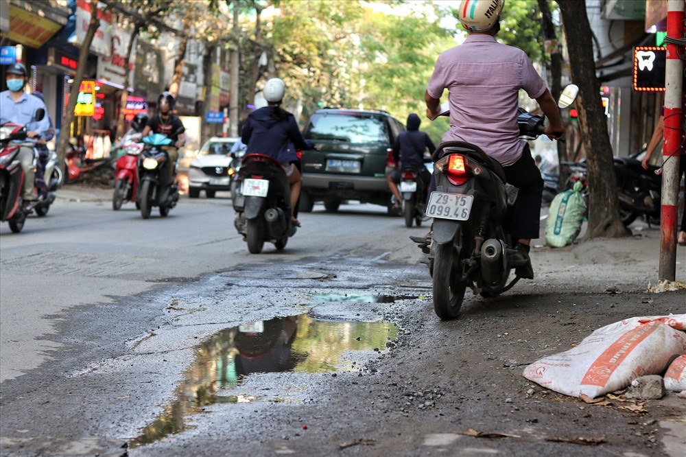Mật độ phương tiện giao thông đông đúc, càng khiến cho đoạn đường này xuống cấp nghiêm trọng. Ảnh: Thái Hà.
